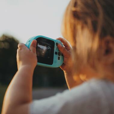 ¿Tu peque es un aventurero, apasionado de la fotografía? 
¿Y a ti? ¿Te gusta ver el mundo a su altura?
¡Esta es vuestra Cámara infantil sumergible!

La KIDYCAM es ideal para niños de 3 a 12 años gracias a su diseño único y a su forma que permite un agarre óptimo.
Acompañará a los niños en todas sus aventuras cotidianas.

Impermeable - hasta 1 m
Fácil de manejar
Flash
16 GB de memoria
Batería recargable
Foto de 8 MP y video de 1080p/30fps
Efectos y fondos divertidos
Sin juegos
Diseño único
Pantalla de 2’’

@kidywolf.spain @kidywolf #kidycam #camarafotosniños #cámarasumergible #camaraniños  #principelsa