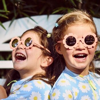 Ya llegaron nuestras favoritas para el verano ☀️
Las gafas de sol de @babiators son ultra flexibles y ofrecen un 100% de protección frente a los rayos UVA y los UVB.
Diseñadas para adaptarse a las caras de los niños.
Además son de lo más chic ☺️

¿Os gustan? 

#principelsa #gafasdesolparaniños #gafasdesol #modainfantil #modainfantilonline #modainfantilchic #complementosinfantiles #babiators #barcelona #eixclot #comerciolocal #coolkids #kidsconceptstore #kidsfahsion #complementosinfantiles #bebe #niños #proteccionsolar #flower